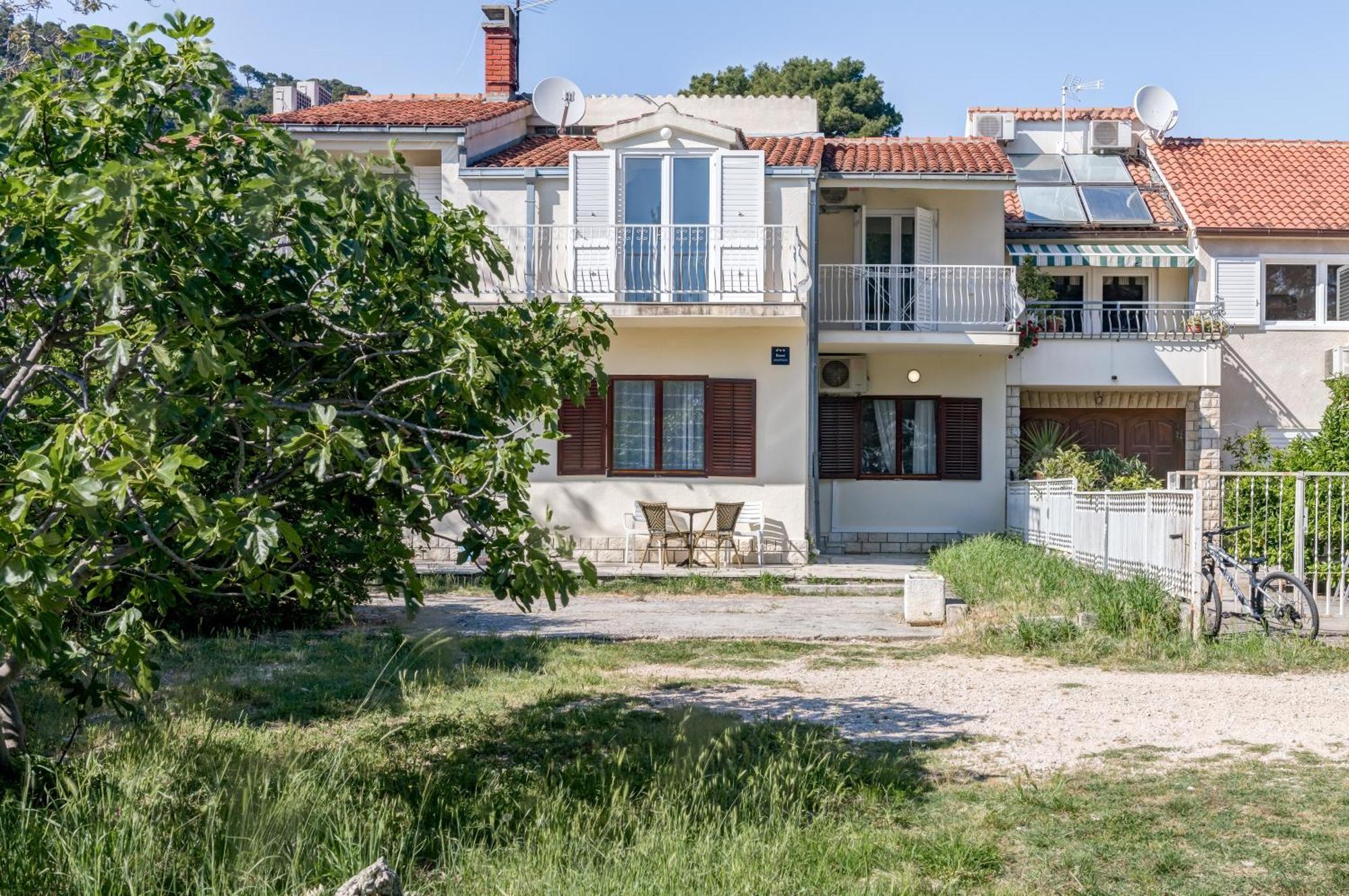 Beachfront Apartment Drazen, With Garden And Parking Спліт Екстер'єр фото